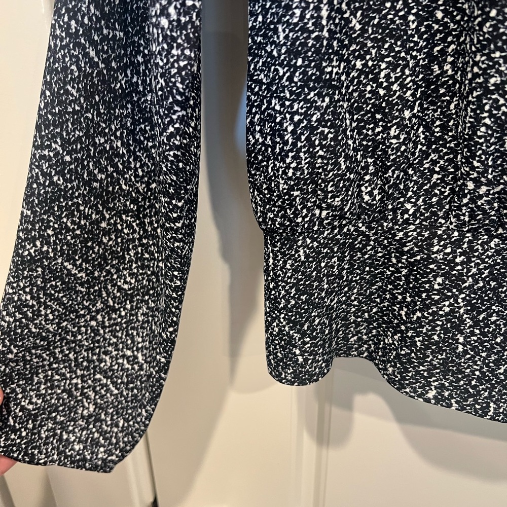 Express Monochrome Patterned Top - Picture 2 of 4
